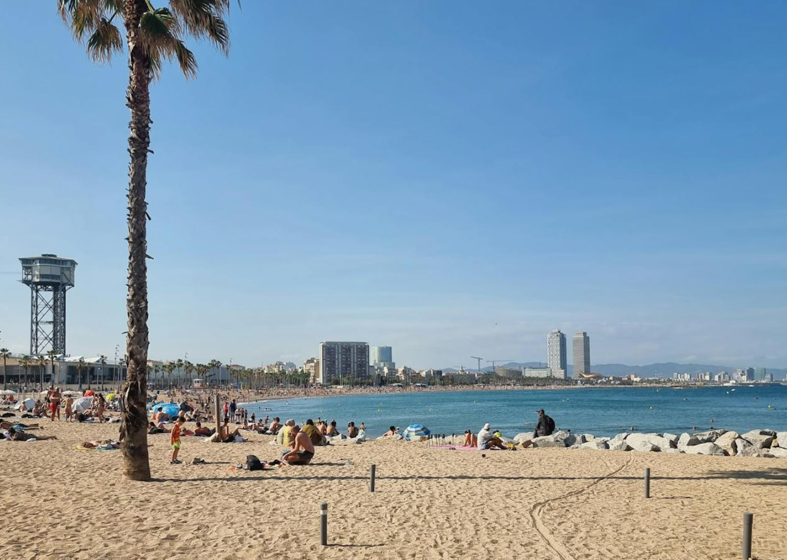Miles de personas llenan las playas en Barcelona