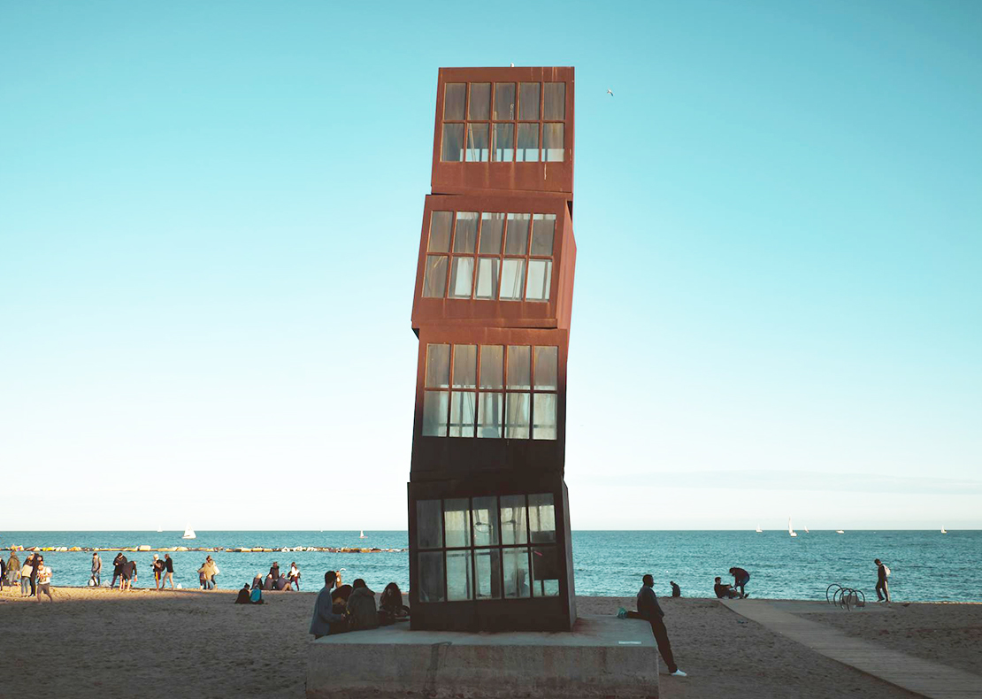 Miles de personas llenan las playas en Barcelona	
