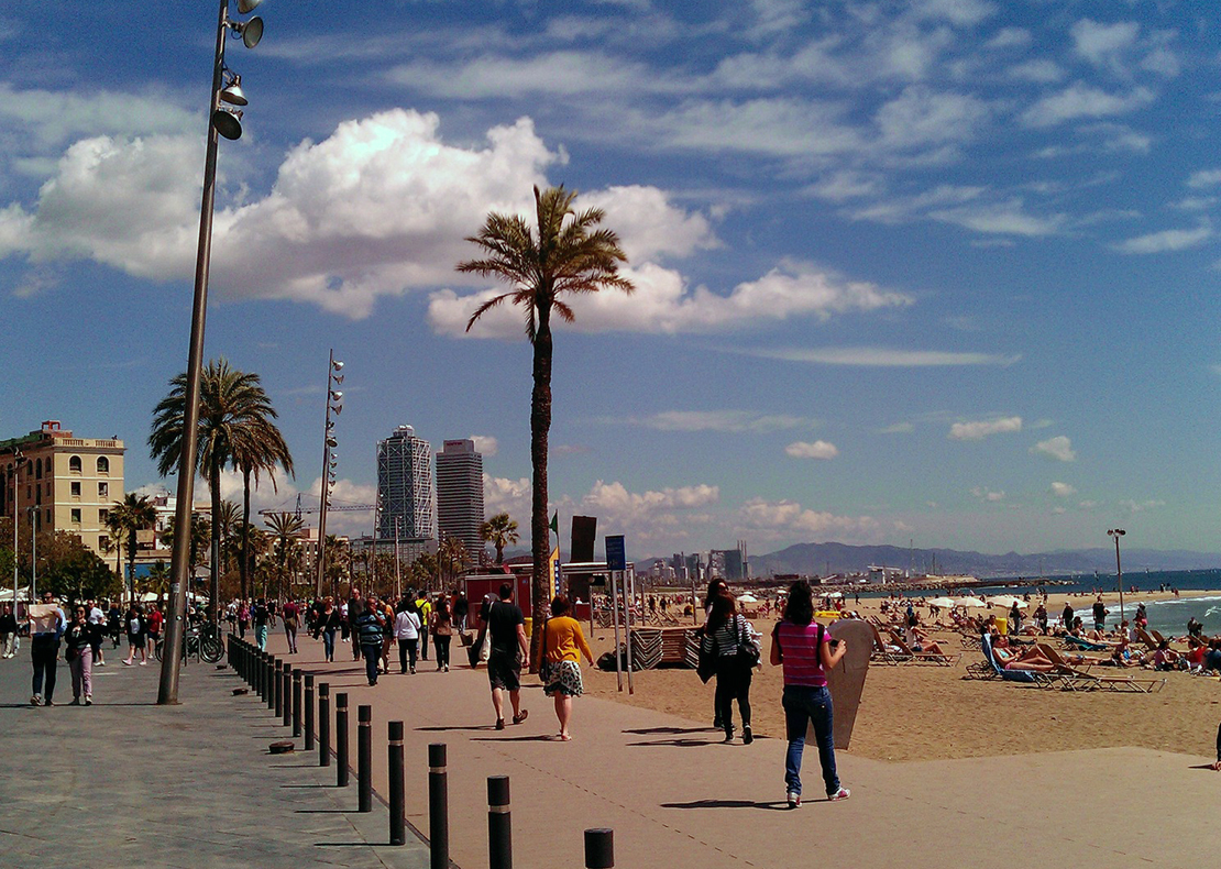 Miles de personas llenan las playas en Barcelona	