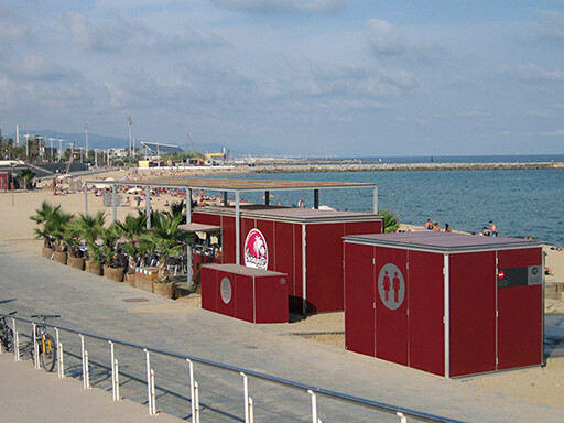 Miles de personas llenan las playas en Barcelona 